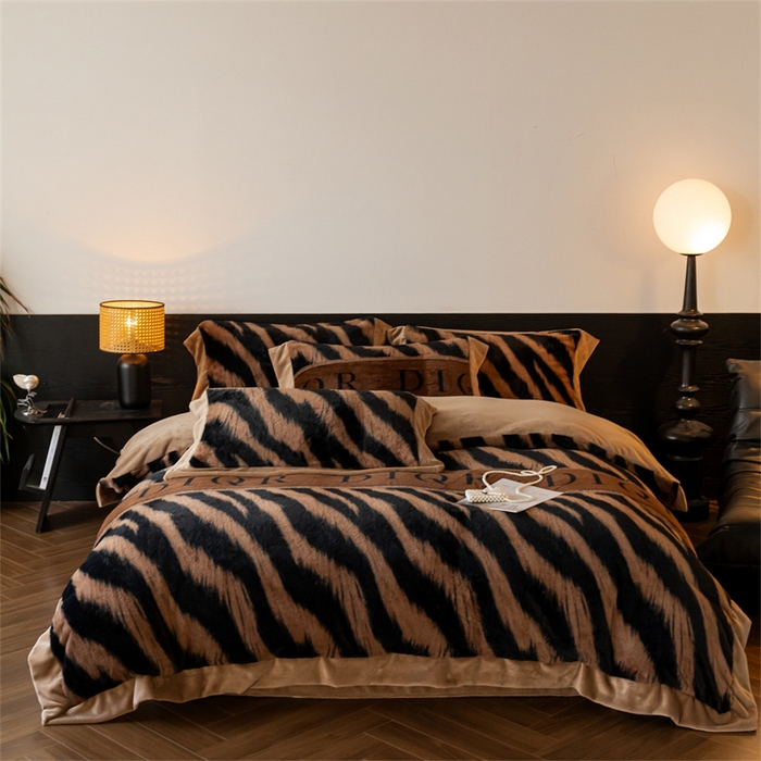 91家纺网 家纺一手货源 找家纺 启程家纺 2025新款A类加厚兔毛220克牛奶绒拼角四件套 寻彩-咖