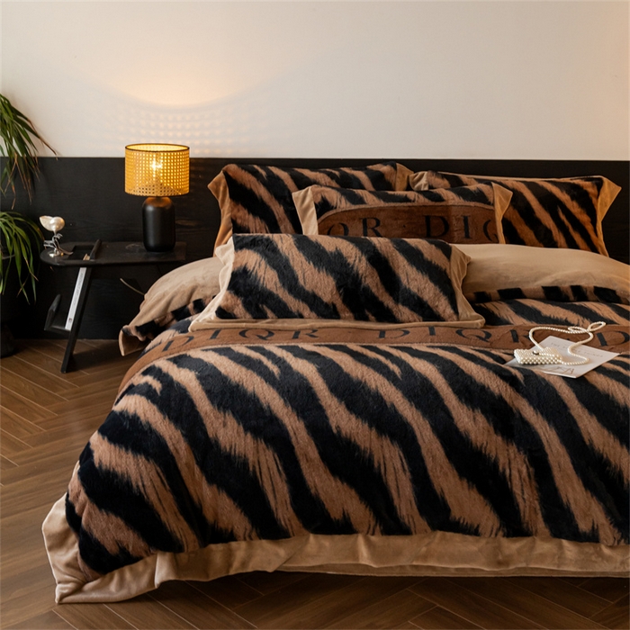 91家纺网 家纺一手货源 找家纺 启程家纺 2025新款A类加厚兔毛220克牛奶绒拼角四件套 寻彩-咖