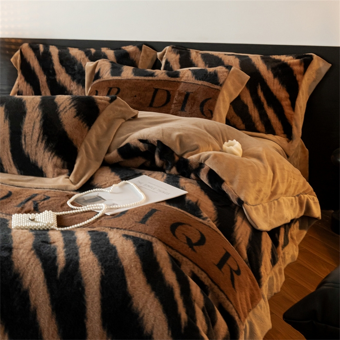 91家纺网 家纺一手货源 找家纺 启程家纺 2025新款A类加厚兔毛220克牛奶绒拼角四件套 寻彩-咖