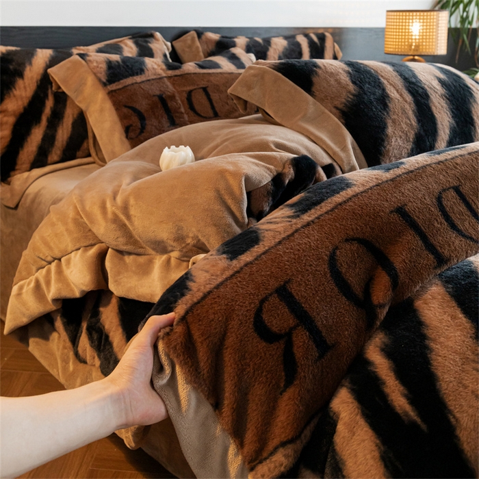 91家纺网 家纺一手货源 找家纺 启程家纺 2025新款A类加厚兔毛220克牛奶绒拼角四件套 寻彩-咖