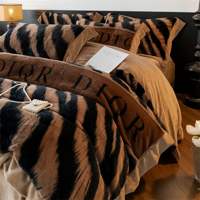 91家纺网 家纺一手货源 找家纺 启程家纺 2025新款A类加厚兔毛220克牛奶绒拼角四件套 寻彩-咖