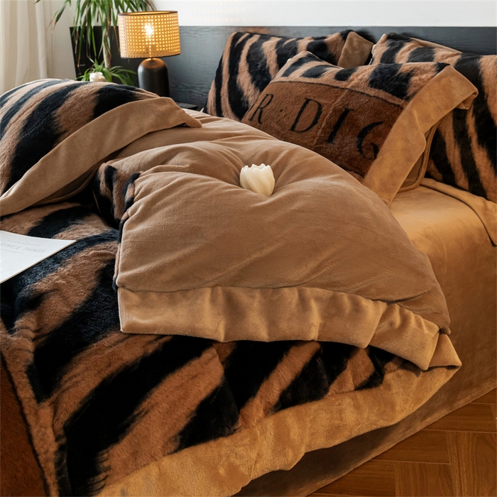 91家纺网 家纺一手货源 找家纺 启程家纺 2025新款A类加厚兔毛220克牛奶绒拼角四件套 寻彩-咖