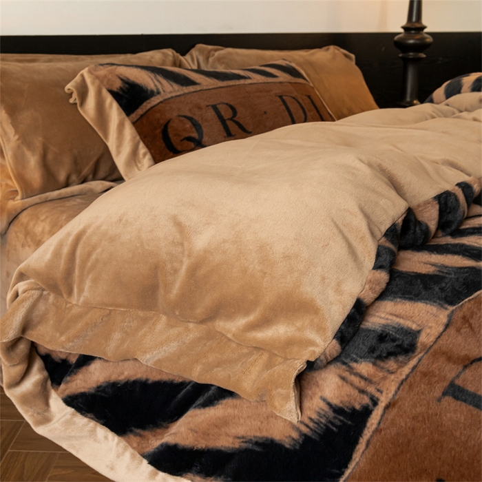 91家纺网 家纺一手货源 找家纺 启程家纺 2025新款A类加厚兔毛220克牛奶绒拼角四件套 寻彩-咖