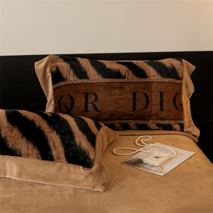 91家纺网 家纺一手货源 找家纺 启程家纺 2025新款A类加厚兔毛220克牛奶绒拼角四件套 寻彩-咖