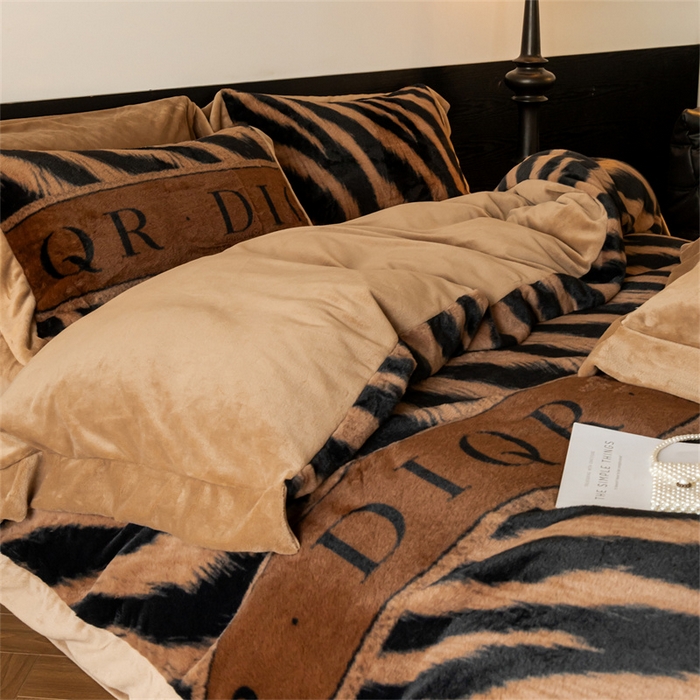 91家纺网 家纺一手货源 找家纺 启程家纺 2025新款A类加厚兔毛220克牛奶绒拼角四件套 寻彩-咖