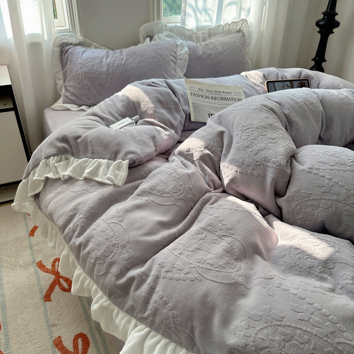 91家纺网 家纺一手货源 找家纺 （总）六巷胡同 2025新款韩系手捧花轻法式花边款牛奶绒四件套-风格一