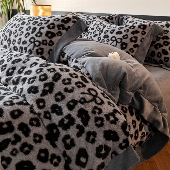 91家纺网 家纺一手货源 找家纺 启程家纺 2025新款A类加厚兔毛220克牛奶绒拼角四件套 野趣-灰