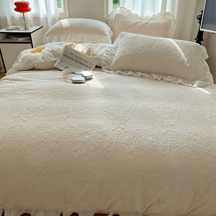 91家纺网 家纺一手货源 找家纺 六巷胡同 2025新款韩系手捧花轻法式花边款牛奶绒四件套-风格一 手捧花-白