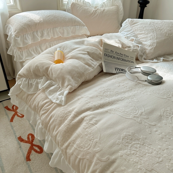 91家纺网 家纺一手货源 找家纺 六巷胡同 2025新款韩系手捧花轻法式花边款牛奶绒四件套-风格一 手捧花-白