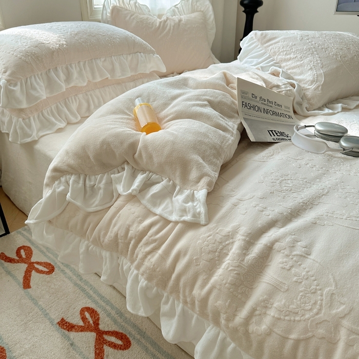 91家纺网 家纺一手货源 找家纺 六巷胡同 2025新款韩系手捧花轻法式花边款牛奶绒四件套-风格一 手捧花-白