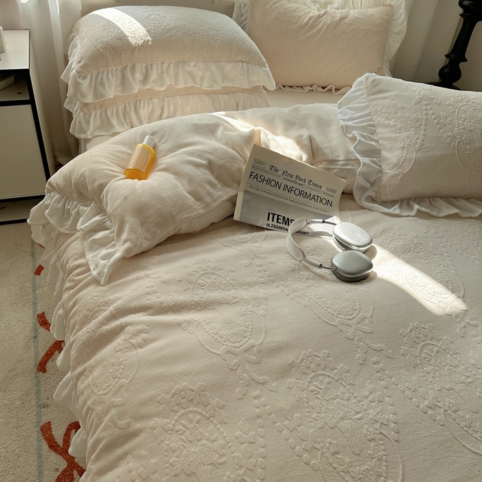 91家纺网 家纺一手货源 找家纺 六巷胡同 2025新款韩系手捧花轻法式花边款牛奶绒四件套-风格一 手捧花-白