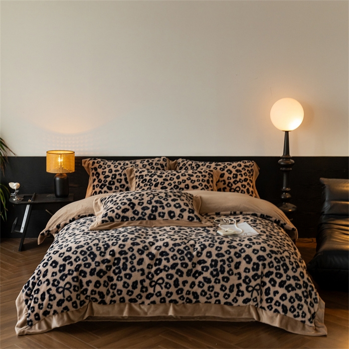 91家纺网 家纺一手货源 找家纺 启程家纺 2025新款A类加厚兔毛220克牛奶绒拼角四件套 野趣-咖