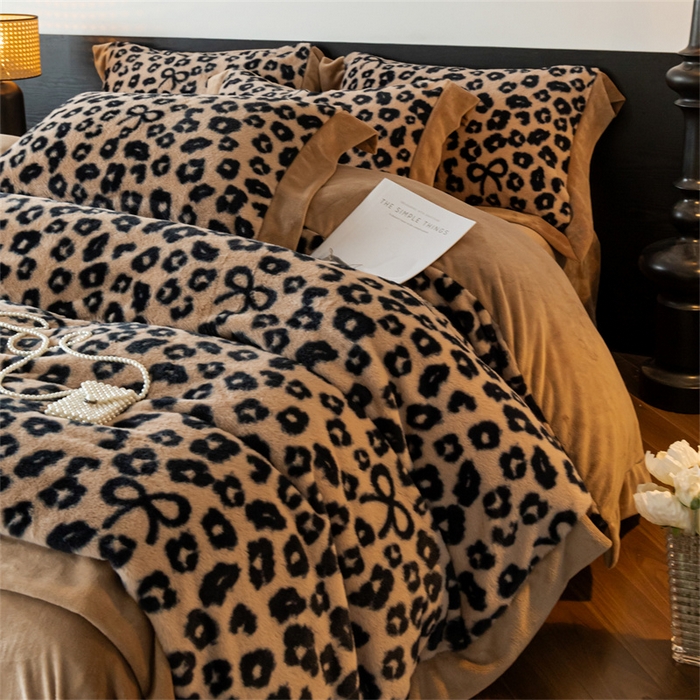 91家纺网 家纺一手货源 找家纺 启程家纺 2025新款A类加厚兔毛220克牛奶绒拼角四件套 野趣-咖