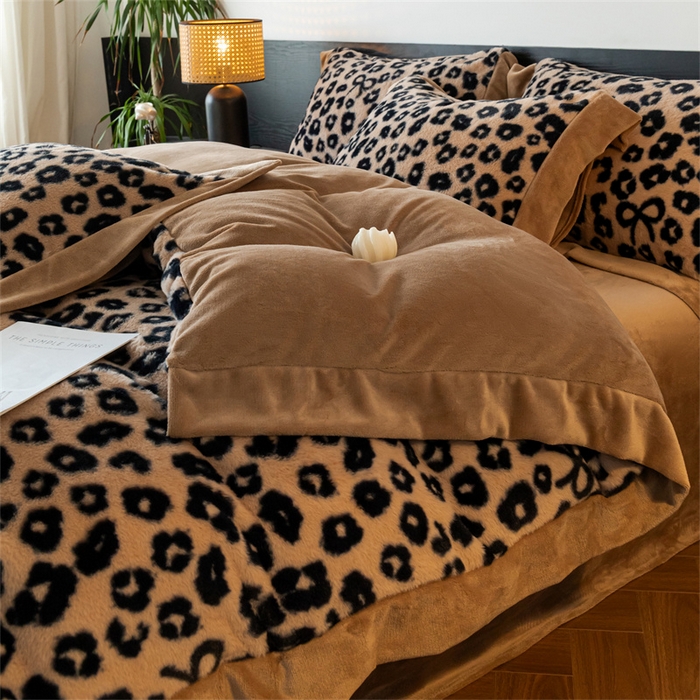 91家纺网 家纺一手货源 找家纺 启程家纺 2025新款A类加厚兔毛220克牛奶绒拼角四件套 野趣-咖