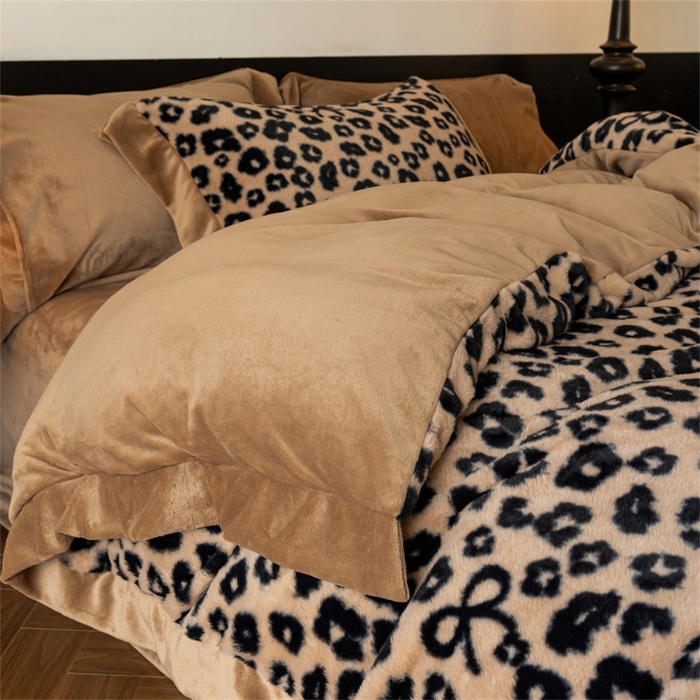 91家纺网 家纺一手货源 找家纺 启程家纺 2025新款A类加厚兔毛220克牛奶绒拼角四件套 野趣-咖