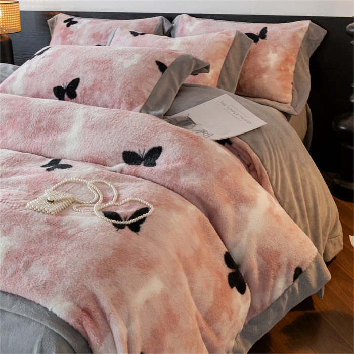 91家纺网 家纺一手货源 找家纺 启程家纺 2025新款A类加厚兔毛220克牛奶绒拼角四件套 玉蝴蝶