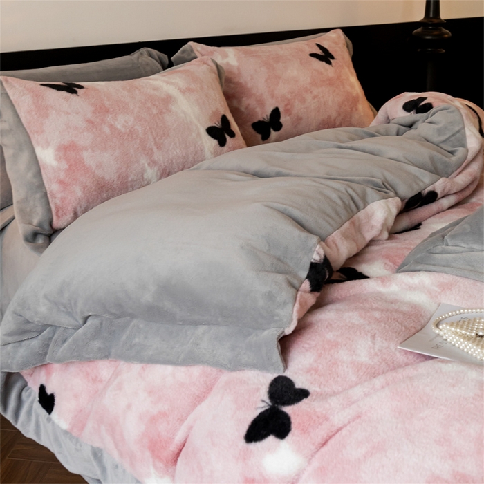 91家纺网 家纺一手货源 找家纺 启程家纺 2025新款A类加厚兔毛220克牛奶绒拼角四件套 玉蝴蝶