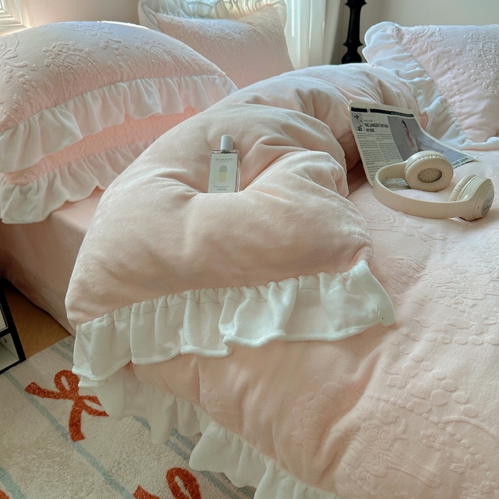 91家纺网 家纺一手货源 找家纺 六巷胡同 2025新款韩系手捧花轻法式花边款牛奶绒四件套-风格一 手捧花-粉