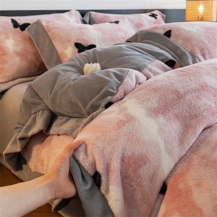 91家纺网 家纺一手货源 找家纺 启程家纺 2025新款A类加厚兔毛220克牛奶绒拼角四件套 玉蝴蝶