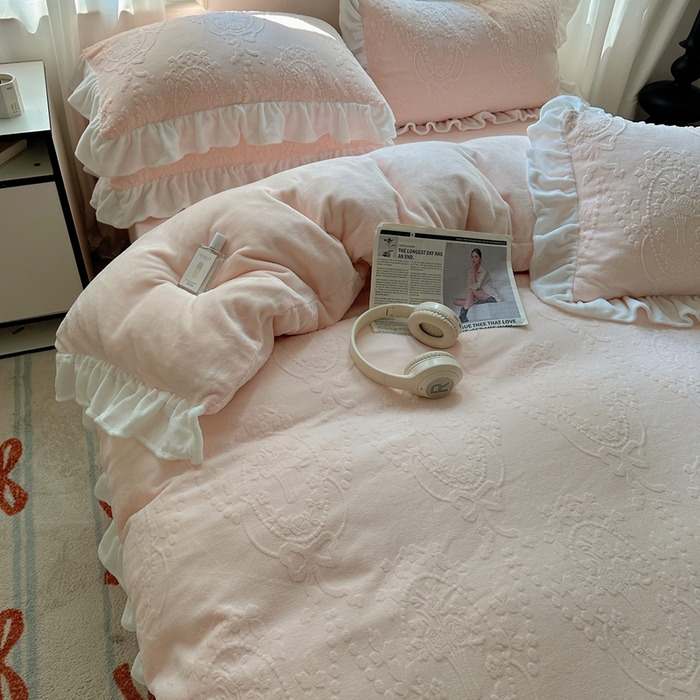 91家纺网 家纺一手货源 找家纺 六巷胡同 2025新款韩系手捧花轻法式花边款牛奶绒四件套-风格一 手捧花-粉