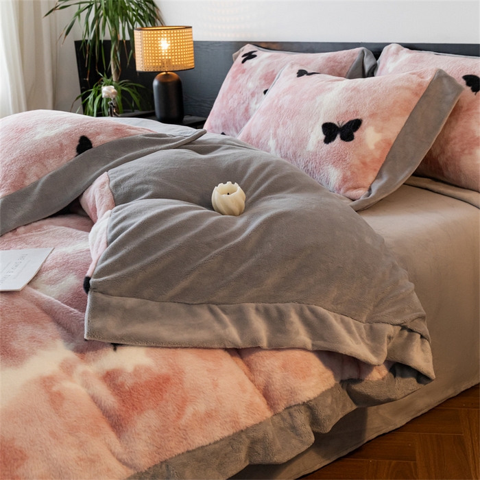 91家纺网 家纺一手货源 找家纺 启程家纺 2025新款A类加厚兔毛220克牛奶绒拼角四件套 玉蝴蝶