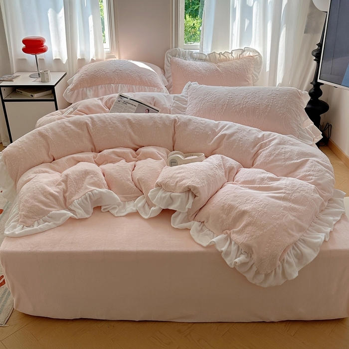 91家纺网 家纺一手货源 找家纺 六巷胡同 2025新款韩系手捧花轻法式花边款牛奶绒四件套-风格一 手捧花-粉