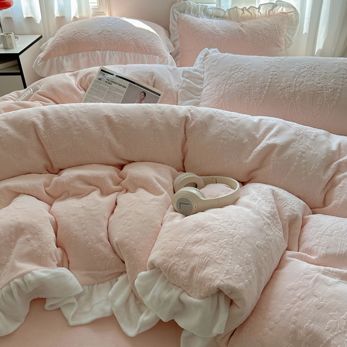 91家纺网 家纺一手货源 找家纺 六巷胡同 2025新款韩系手捧花轻法式花边款牛奶绒四件套-风格一 手捧花-粉