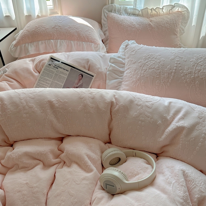 91家纺网 家纺一手货源 找家纺 六巷胡同 2025新款韩系手捧花轻法式花边款牛奶绒四件套-风格一 手捧花-粉