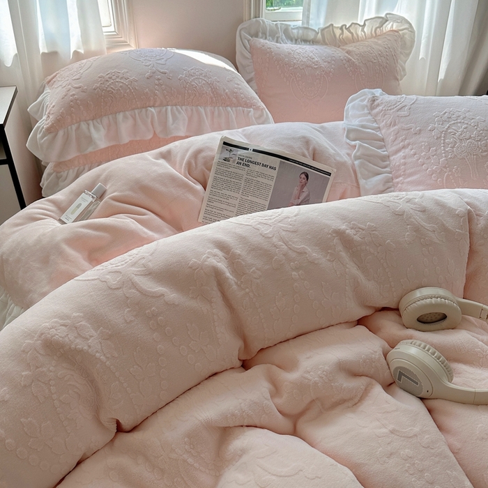 91家纺网 家纺一手货源 找家纺 六巷胡同 2025新款韩系手捧花轻法式花边款牛奶绒四件套-风格一 手捧花-粉