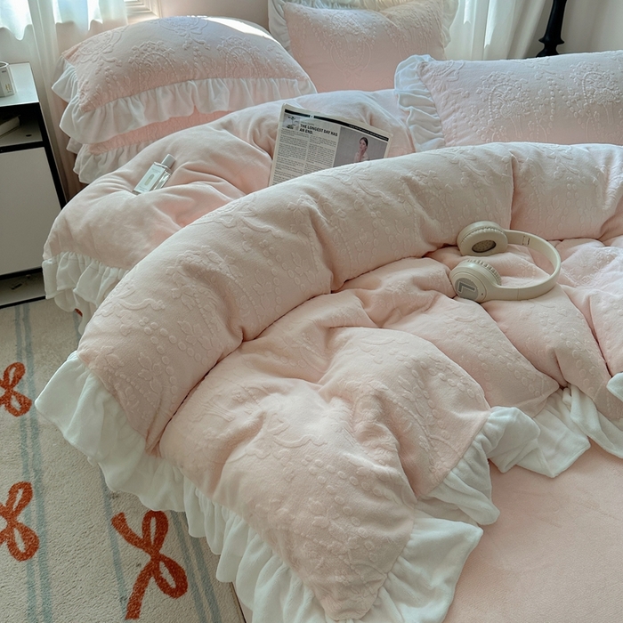 91家纺网 家纺一手货源 找家纺 六巷胡同 2025新款韩系手捧花轻法式花边款牛奶绒四件套-风格一 手捧花-粉