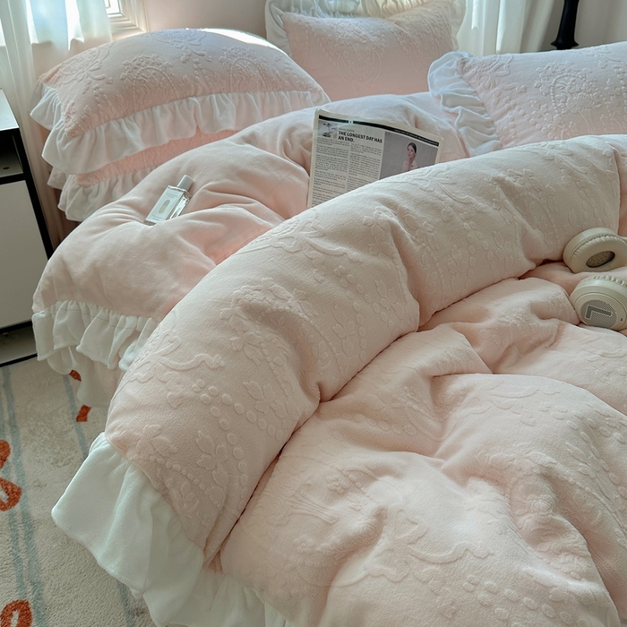 91家纺网 家纺一手货源 找家纺 六巷胡同 2025新款韩系手捧花轻法式花边款牛奶绒四件套-风格一 手捧花-粉