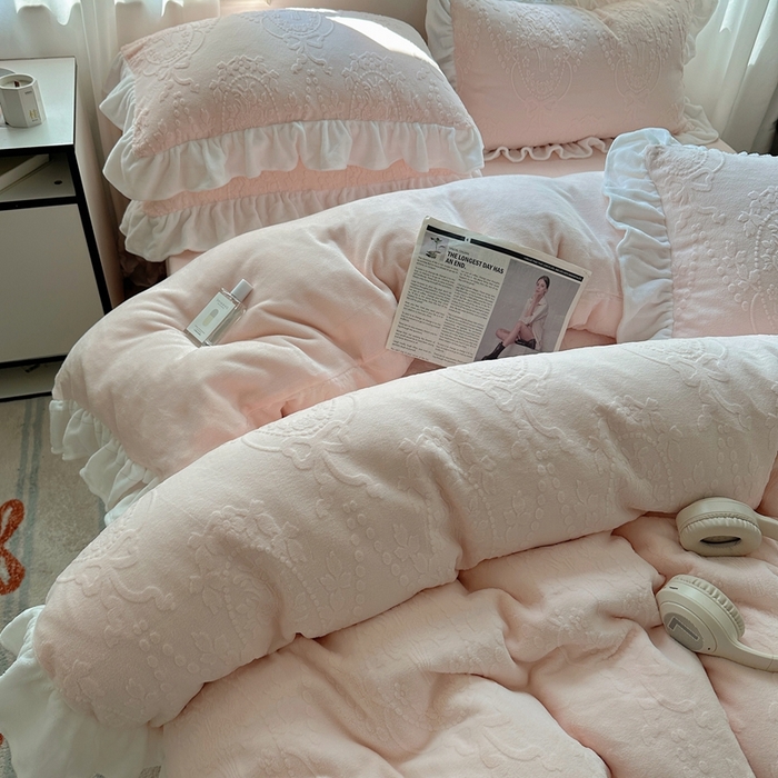 91家纺网 家纺一手货源 找家纺 六巷胡同 2025新款韩系手捧花轻法式花边款牛奶绒四件套-风格一 手捧花-粉