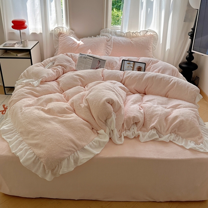 91家纺网 家纺一手货源 找家纺 六巷胡同 2025新款韩系手捧花轻法式花边款牛奶绒四件套-风格一 手捧花-粉