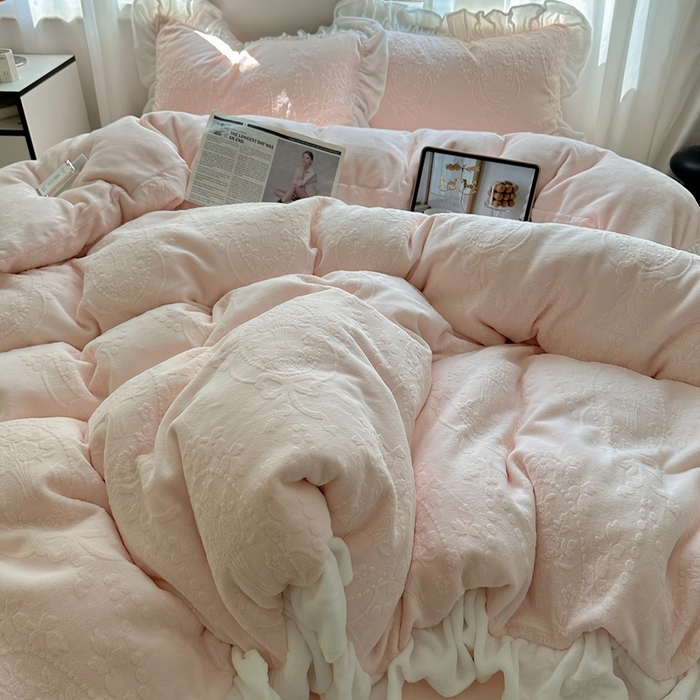 91家纺网 家纺一手货源 找家纺 六巷胡同 2025新款韩系手捧花轻法式花边款牛奶绒四件套-风格一 手捧花-粉