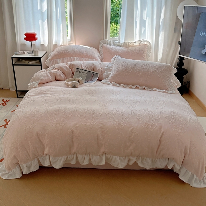 91家纺网 家纺一手货源 找家纺 六巷胡同 2025新款韩系手捧花轻法式花边款牛奶绒四件套-风格一 手捧花-粉