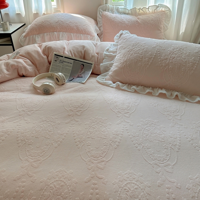 91家纺网 家纺一手货源 找家纺 六巷胡同 2025新款韩系手捧花轻法式花边款牛奶绒四件套-风格一 手捧花-粉