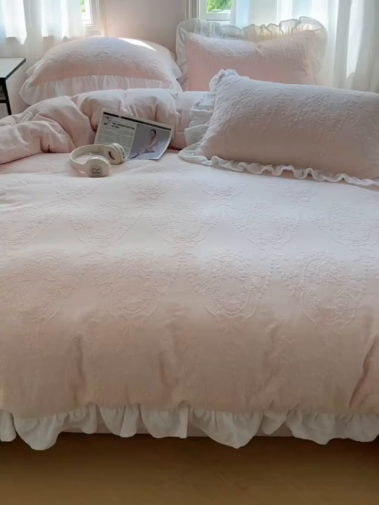 91家纺网 家纺一手货源 找家纺 六巷胡同 2025新款韩系手捧花轻法式花边款牛奶绒四件套-风格一 手捧花-粉