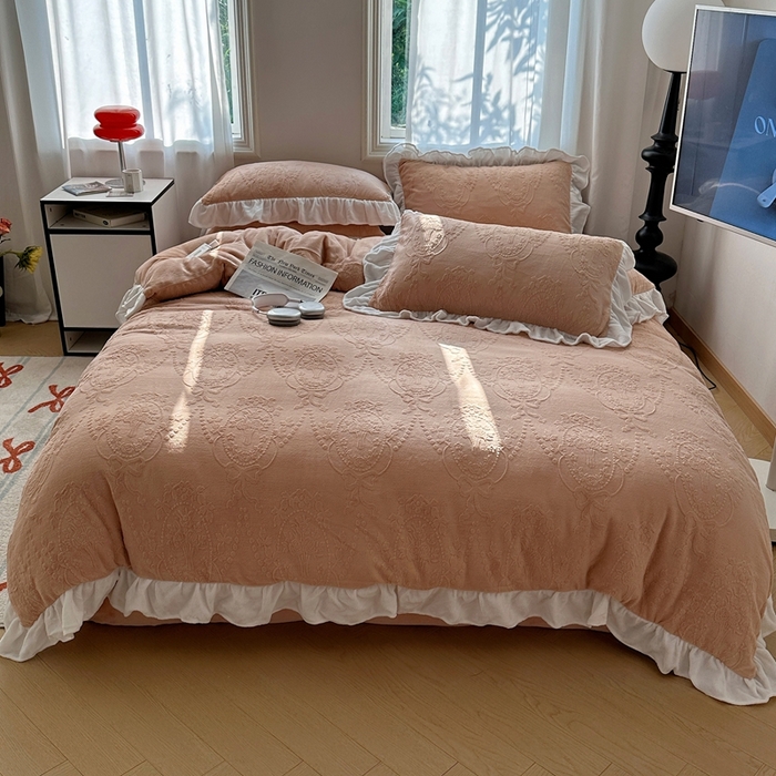 91家纺网 家纺一手货源 找家纺 六巷胡同 2025新款韩系手捧花轻法式花边款牛奶绒四件套-风格一 手捧花-咖