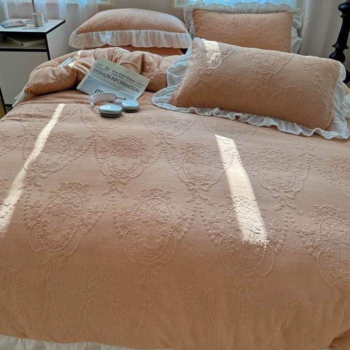 91家纺网 家纺一手货源 找家纺 六巷胡同 2025新款韩系手捧花轻法式花边款牛奶绒四件套-风格一 手捧花-咖