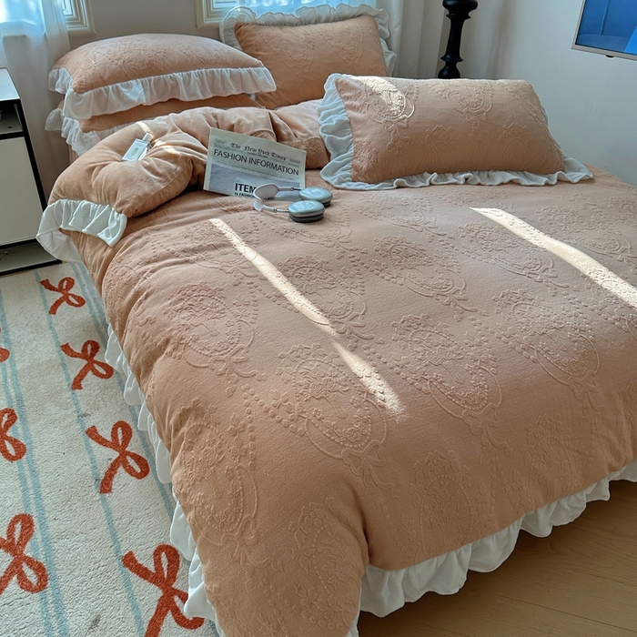 91家纺网 家纺一手货源 找家纺 六巷胡同 2025新款韩系手捧花轻法式花边款牛奶绒四件套-风格一 手捧花-咖