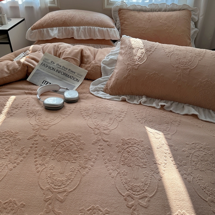 91家纺网 家纺一手货源 找家纺 六巷胡同 2025新款韩系手捧花轻法式花边款牛奶绒四件套-风格一 手捧花-咖