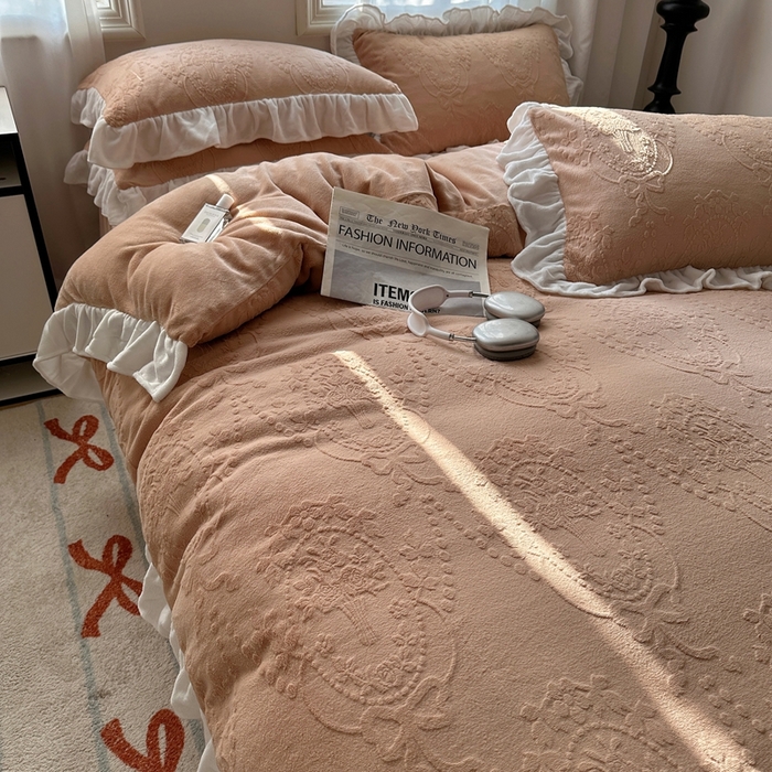 91家纺网 家纺一手货源 找家纺 六巷胡同 2025新款韩系手捧花轻法式花边款牛奶绒四件套-风格一 手捧花-咖