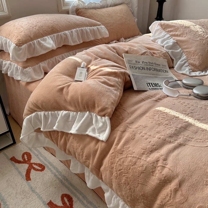 91家纺网 家纺一手货源 找家纺 六巷胡同 2025新款韩系手捧花轻法式花边款牛奶绒四件套-风格一 手捧花-咖