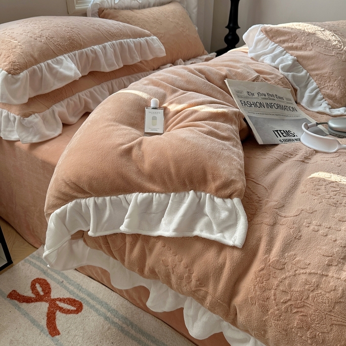 91家纺网 家纺一手货源 找家纺 六巷胡同 2025新款韩系手捧花轻法式花边款牛奶绒四件套-风格一 手捧花-咖