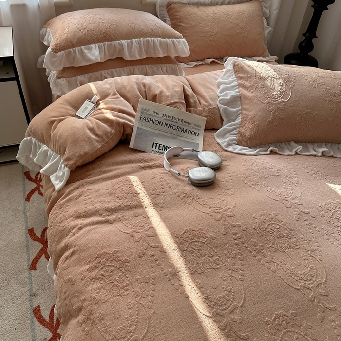 91家纺网 家纺一手货源 找家纺 六巷胡同 2025新款韩系手捧花轻法式花边款牛奶绒四件套-风格一 手捧花-咖