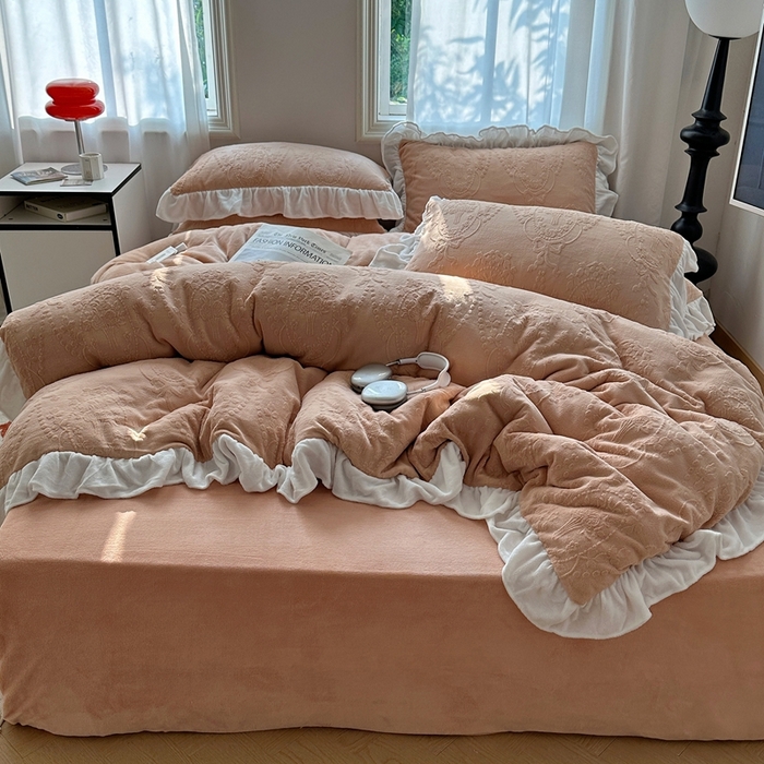 91家纺网 家纺一手货源 找家纺 六巷胡同 2025新款韩系手捧花轻法式花边款牛奶绒四件套-风格一 手捧花-咖