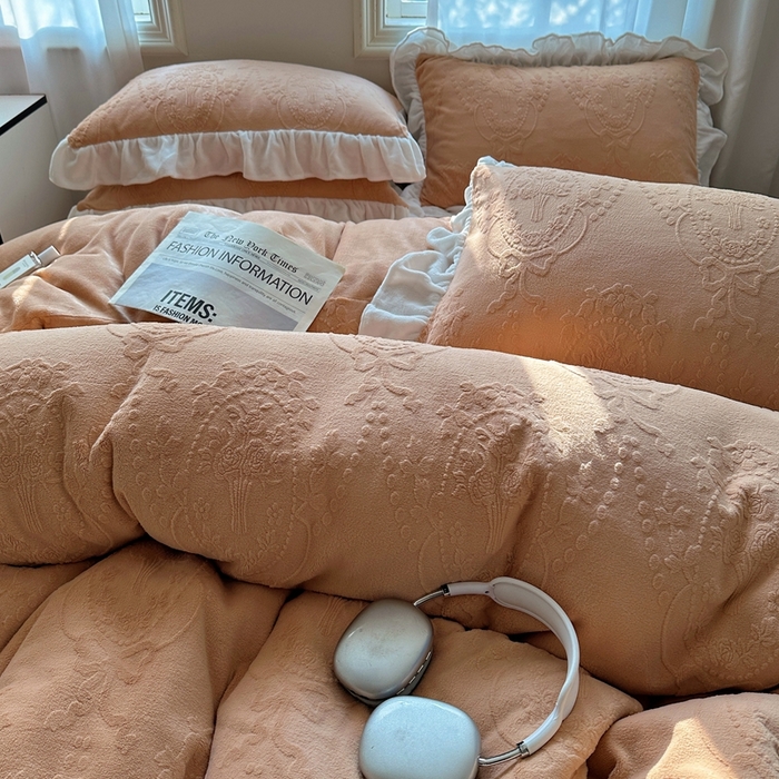 91家纺网 家纺一手货源 找家纺 六巷胡同 2025新款韩系手捧花轻法式花边款牛奶绒四件套-风格一 手捧花-咖