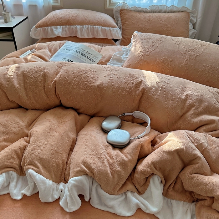 91家纺网 家纺一手货源 找家纺 六巷胡同 2025新款韩系手捧花轻法式花边款牛奶绒四件套-风格一 手捧花-咖