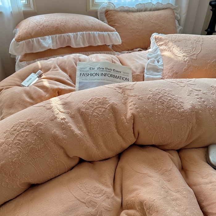 91家纺网 家纺一手货源 找家纺 六巷胡同 2025新款韩系手捧花轻法式花边款牛奶绒四件套-风格一 手捧花-咖