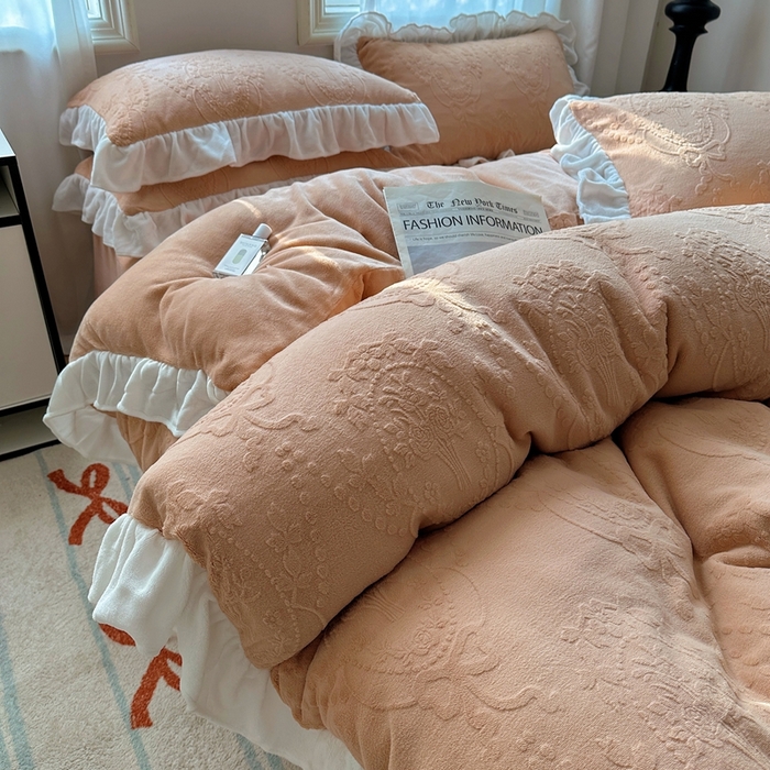 91家纺网 家纺一手货源 找家纺 六巷胡同 2025新款韩系手捧花轻法式花边款牛奶绒四件套-风格一 手捧花-咖